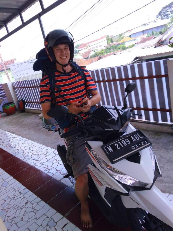Griya Backpacker Pak yon Bed and Breakfast Malang Exterior foto