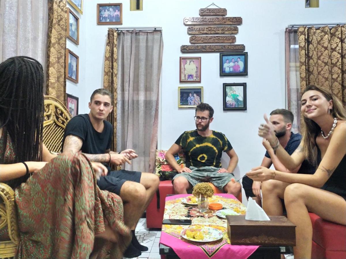 Griya Backpacker Pak yon Bed and Breakfast Malang Exterior foto