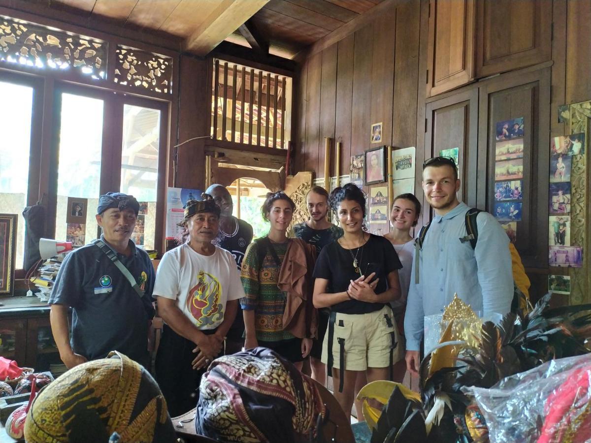 Griya Backpacker Pak yon Bed and Breakfast Malang Exterior foto