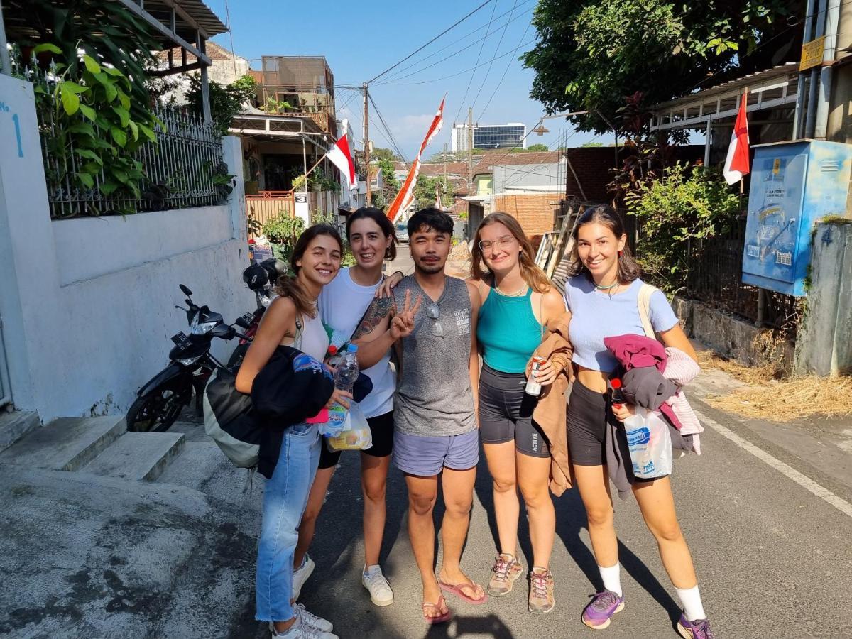 Griya Backpacker Pak yon Bed and Breakfast Malang Exterior foto